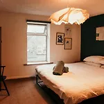 Quirky Bohemian District Miners Cottage- 6 Bd * 米勒姆