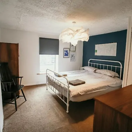 Quirky Bohemian District Miners Cottage- 6 Bd Holiday home *