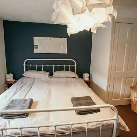 Quirky Bohemian District Miners Cottage- 6 Bd