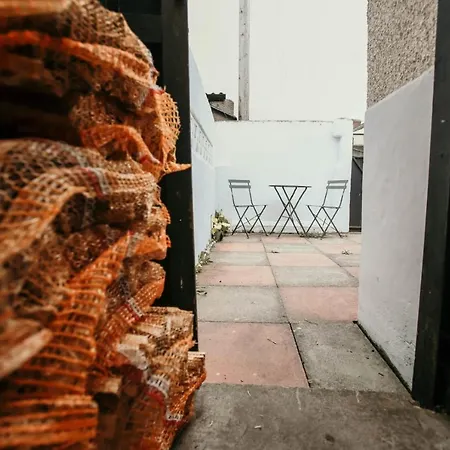 Quirky Bohemian District Miners Cottage- 6 Bd