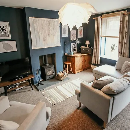 Quirky Bohemian District Miners Cottage- 6 Bd Millom