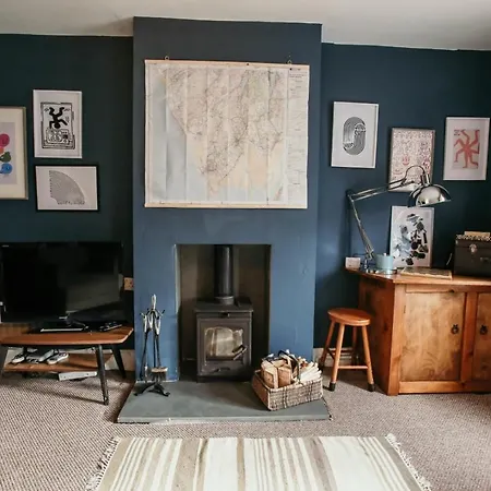 Quirky Bohemian District Miners Cottage- 6 Bd *