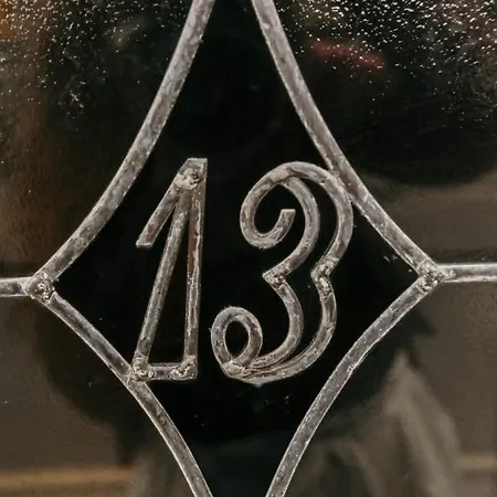 Quirky Bohemian District Miners Cottage- 6 Bd