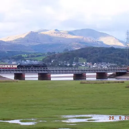 Quirky Bohemian District Miners Cottage- 6 Bd