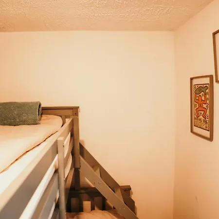 Quirky Bohemian District Miners Cottage- 6 Bd 度假居 米勒姆